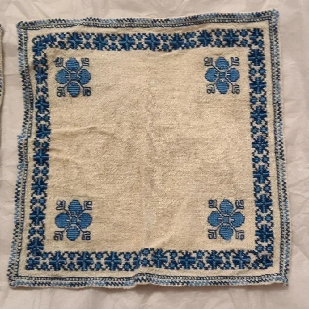 4 Tea Napkins - Picture 4 of 7